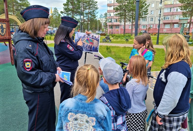 Автоинспекторы Муравленко провели уроки дорожной безопасности для детей