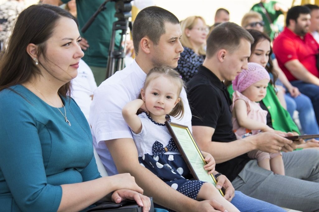 Более 500 ямальских молодых семей получат жилищные сертификаты до конца июня