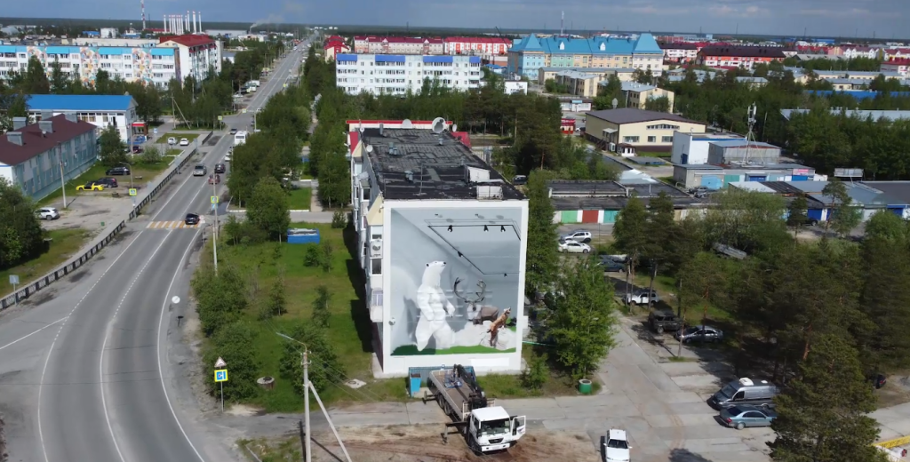 Стену дома на улице Дружбы Народов украсил мурал