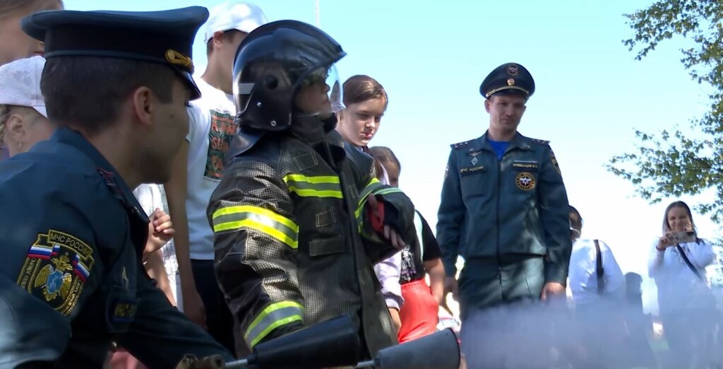 Воспитанники пришкольного лагеря пришли в гости к пожарным