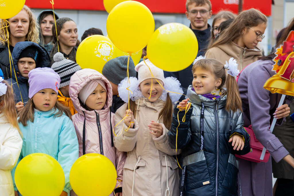 434 девчонок и мальчишек посвятили в первоклассники