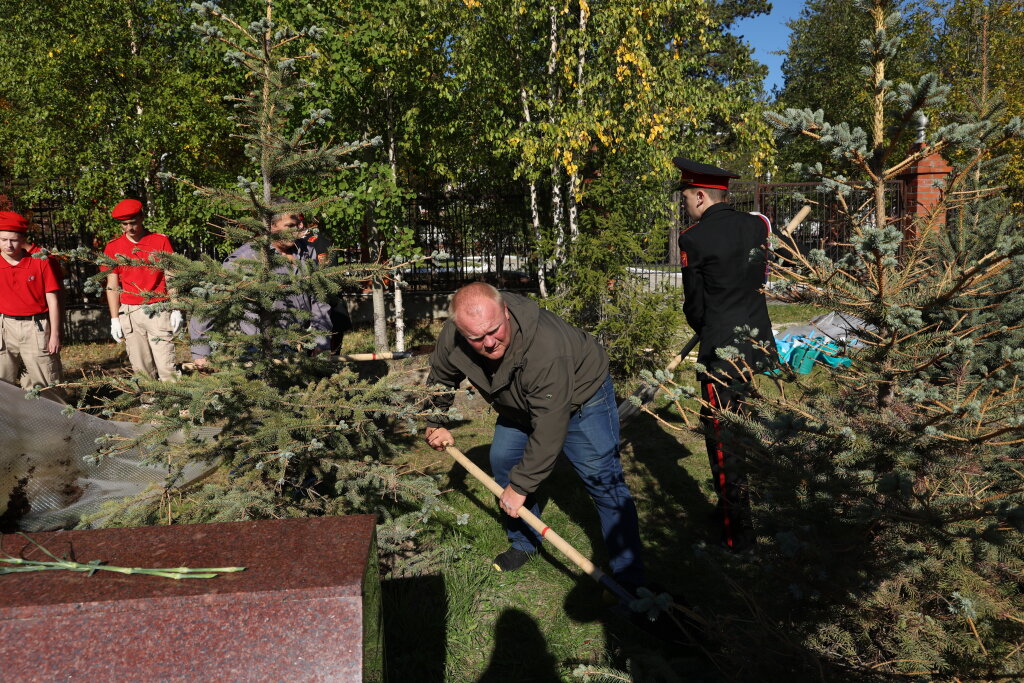 На Аллее Славы в память о погибших в СВО посадили ели