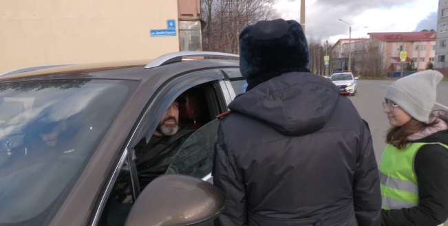 Автоинспекторы и ЮИДовцы призвали водителей к соблюдению ПДД