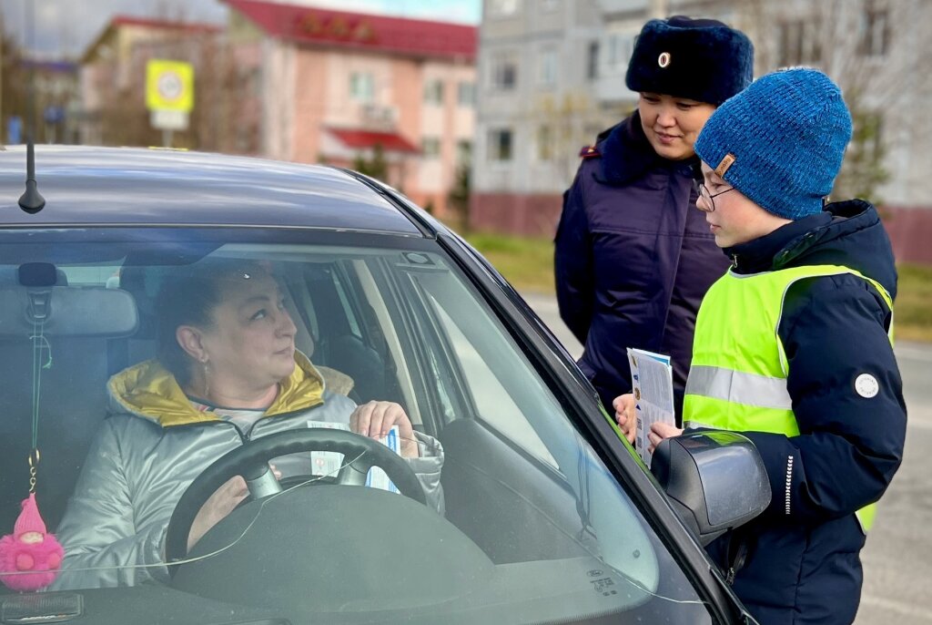 Автоинспекторы и ЮИДовцы провели профилактические беседы с водителями
