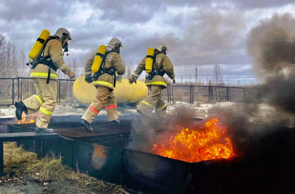 Муравленковские пожарные вошли в тройку лучших звеньев газодымозащитной службы Ямала