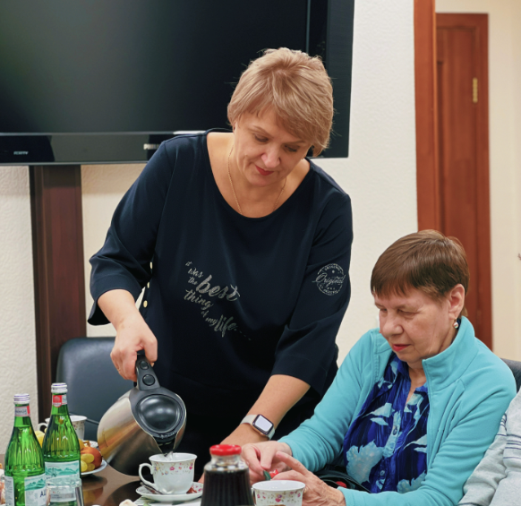 Муравленковцев почтенного возраста поздравили с Международным днём пожилых людей