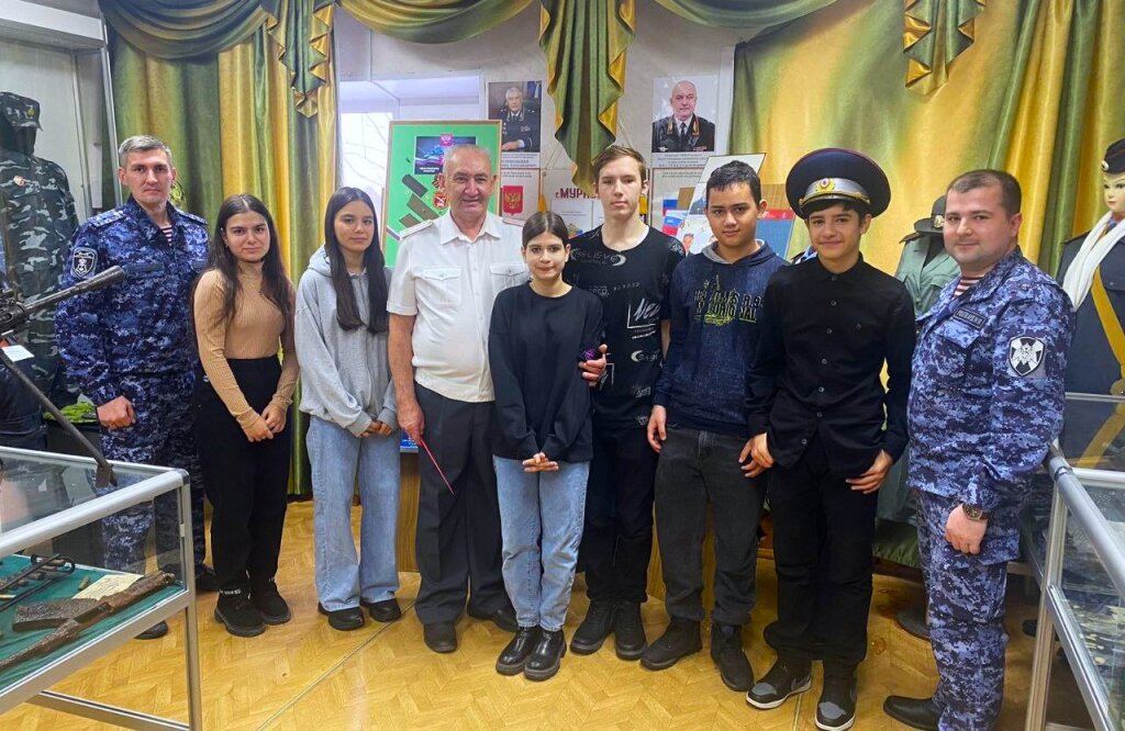 Муравленковские полицейские провели экскурсию для школьников