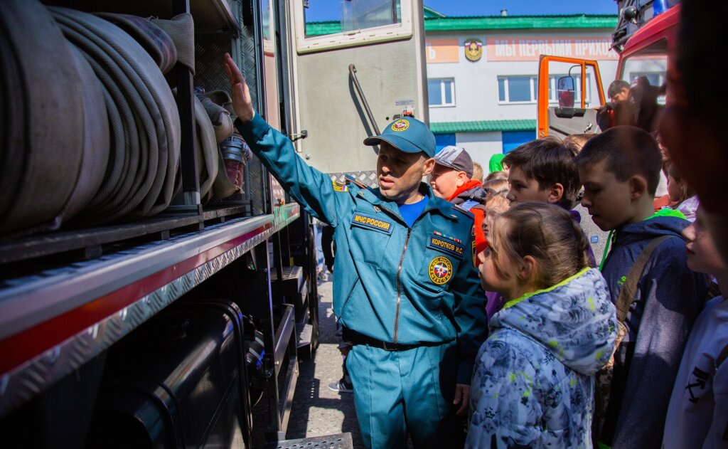 На Ямале проходит конкурс рисунков «Спасатель – профессия отважных!»