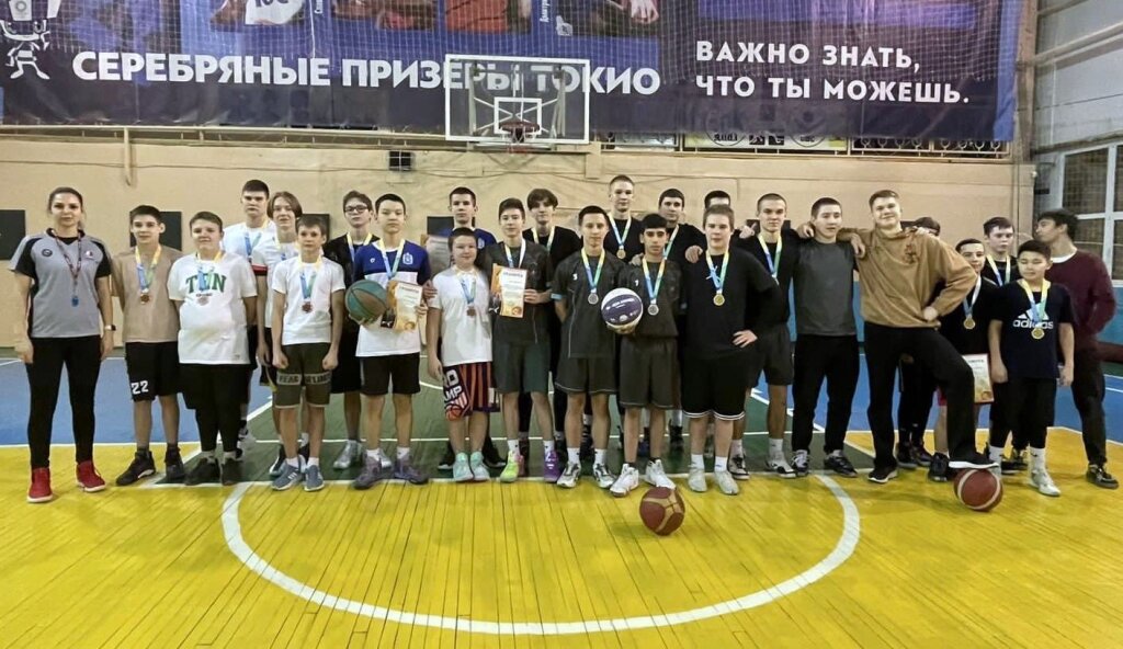 В Муравленко завершились соревнования по баскетболу среди юношей