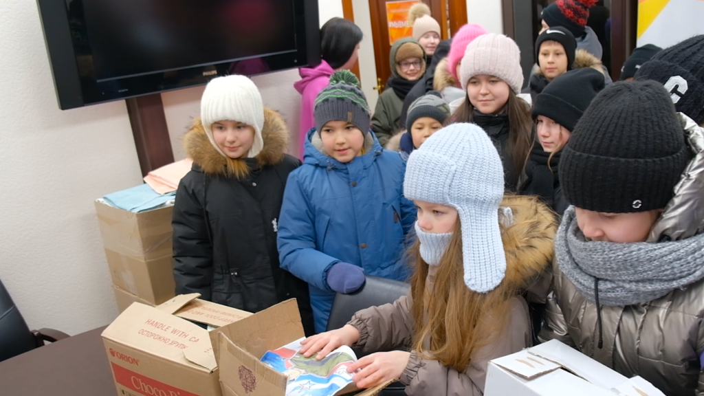 Муравленковцы собрали очередную партию гумпомощи для бойцов СВО