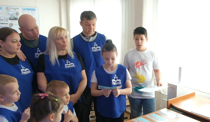 В шестой школе провели квест-игру «Всей семьёй за ПДД»