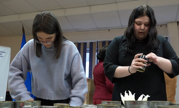 Студенты и преподаватели колледжа изготовили окопные свечи