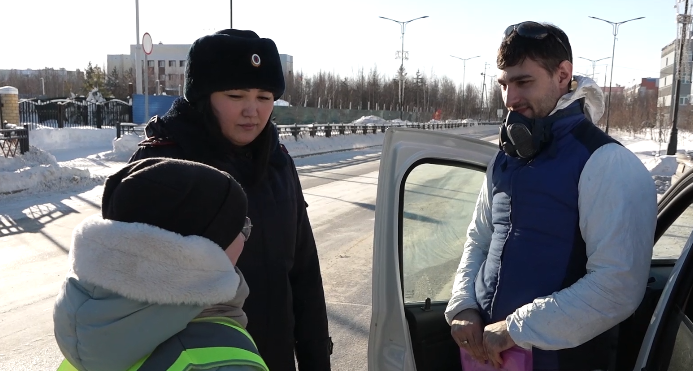 Школьники и автоинспекторы поздравили водителей