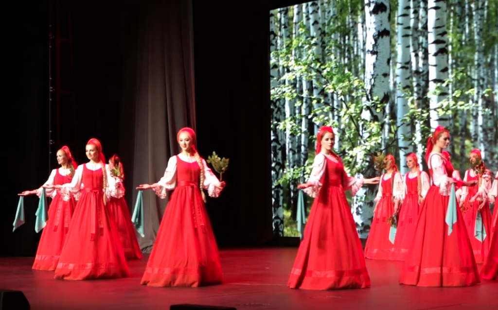 На сцене центра «Сибирь» станцевала легендарная «Берёзка»