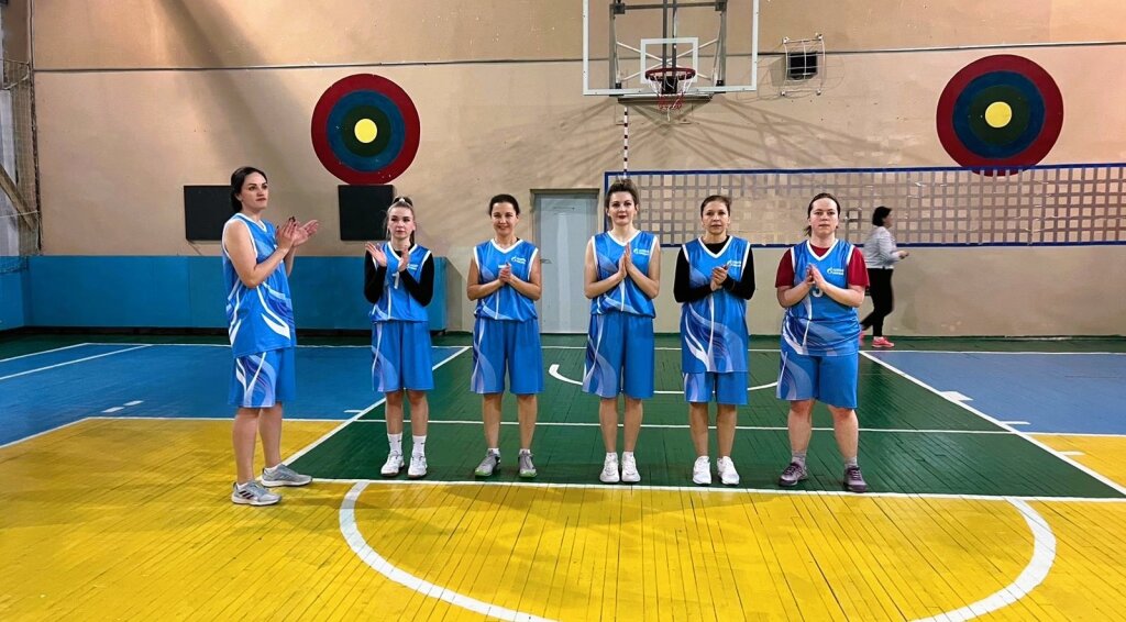 В Муравленко проходят соревнования по баскетболу среди женских команд