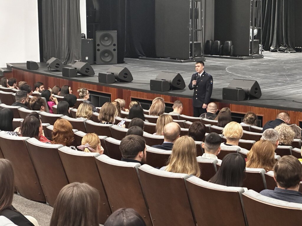 Полицейские проводят встречи в трудовых коллективах