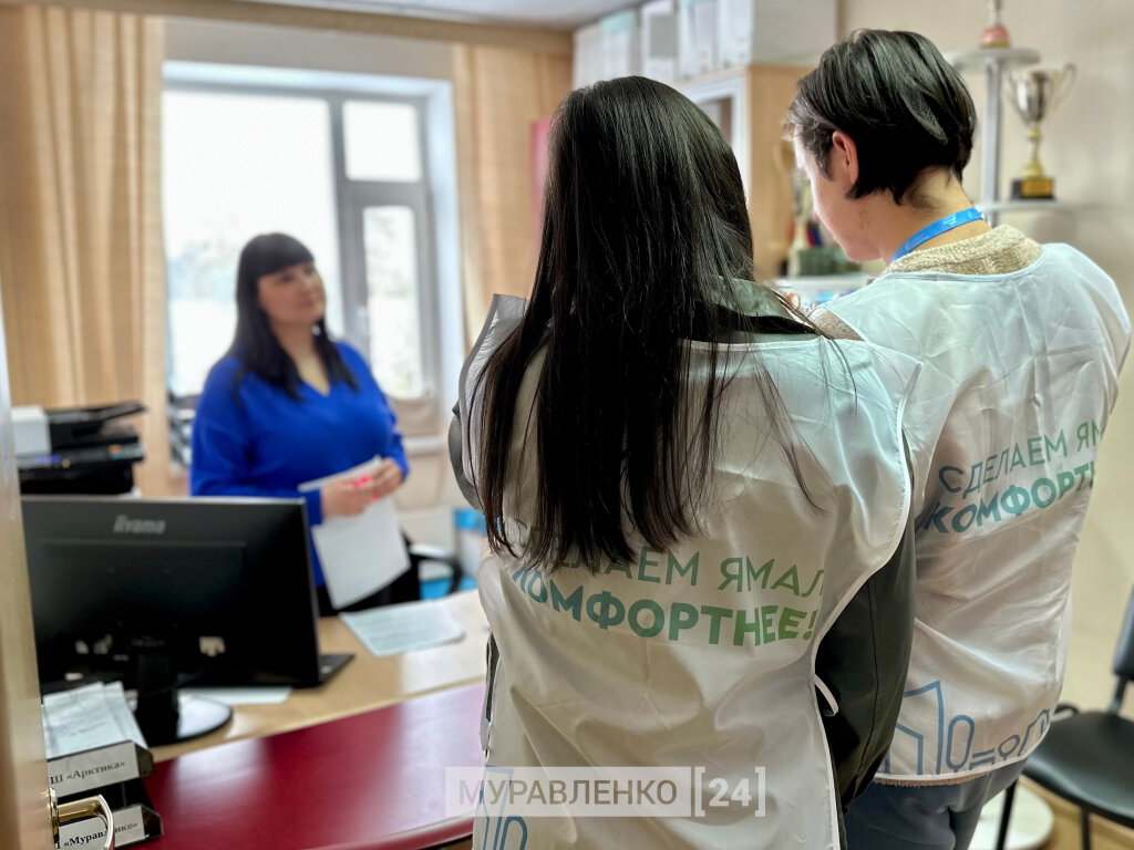 Волонтеры знакомят муравленковцев с объектами благоустройства