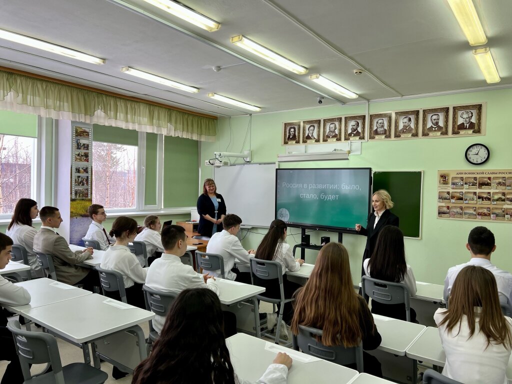 Елена Молдован провела урок для школьников о развитии страны