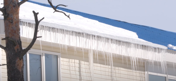 Общественники проверили качество очистки крыш от снега