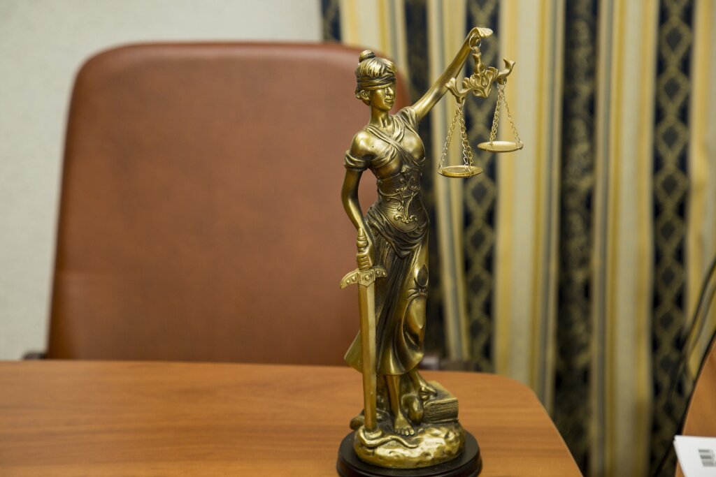 Жительница города заплатит штраф за кражу денег у своих знакомых