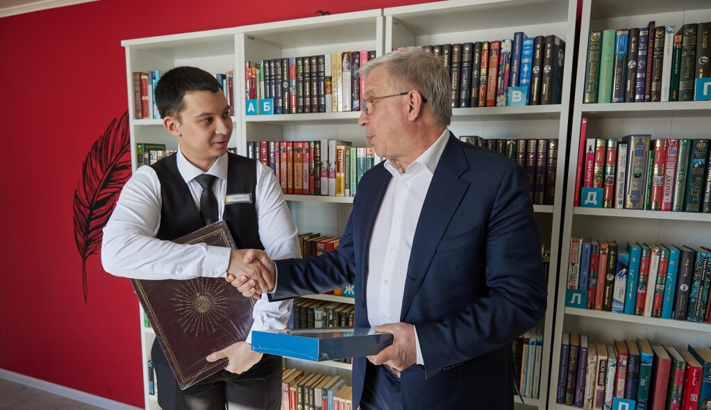 Александр Мажаров передал книги для библиотек Муравленко и Волновахского района