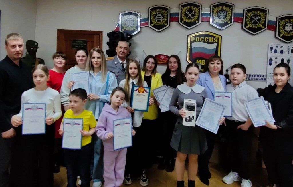 Полицейские Муравленко наградили участников творческих конкурсов