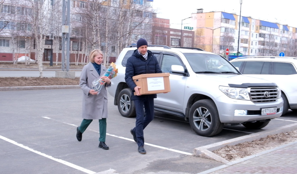 Администрация Муравленко отправляет подарки детям Волновахского района