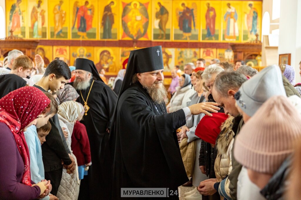 Архиепископ Николай и епископ Феодосий возглавили службу в храме