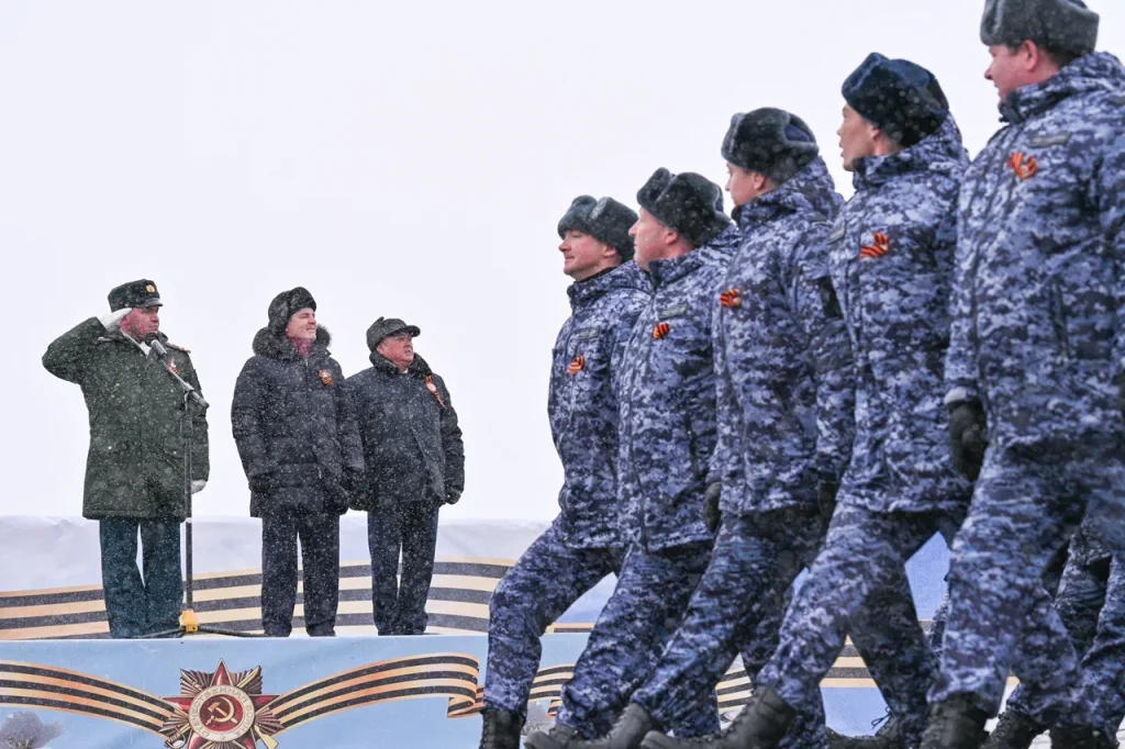 Дмитрий Артюхов принял участие в Параде Победы в Салехарде