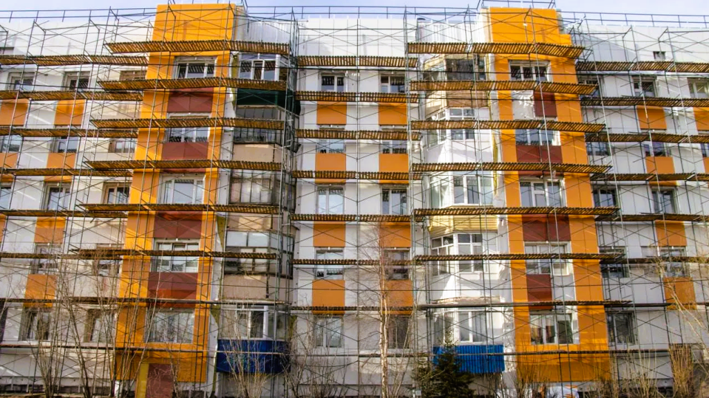 В этом году на Ямале обновят фасады более 70 многоквартирников