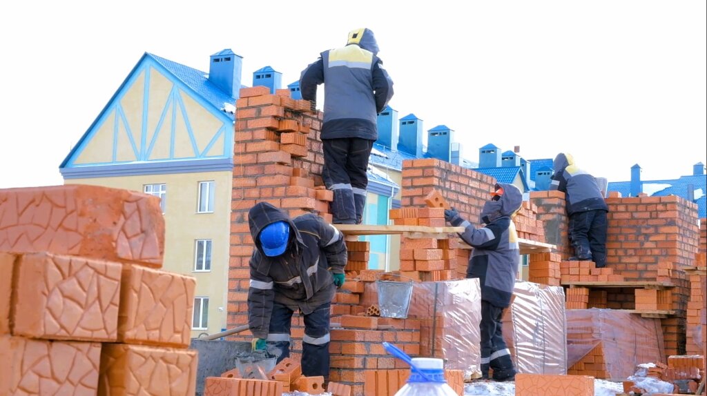 Иностранные граждане могут встать на миграционный учет по месту работы