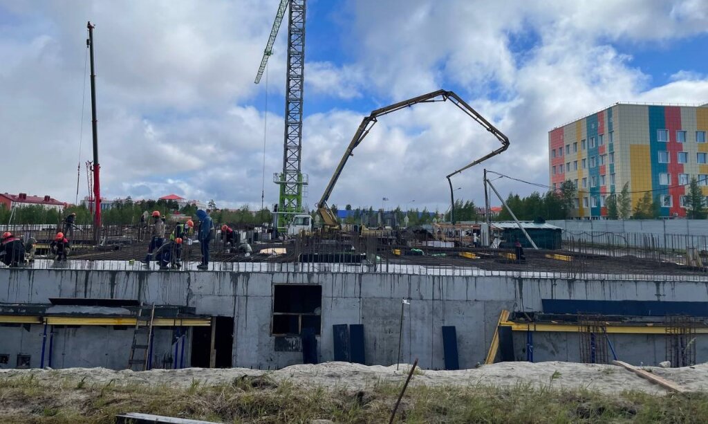 В Муравленко продолжается строительство современной поликлиники