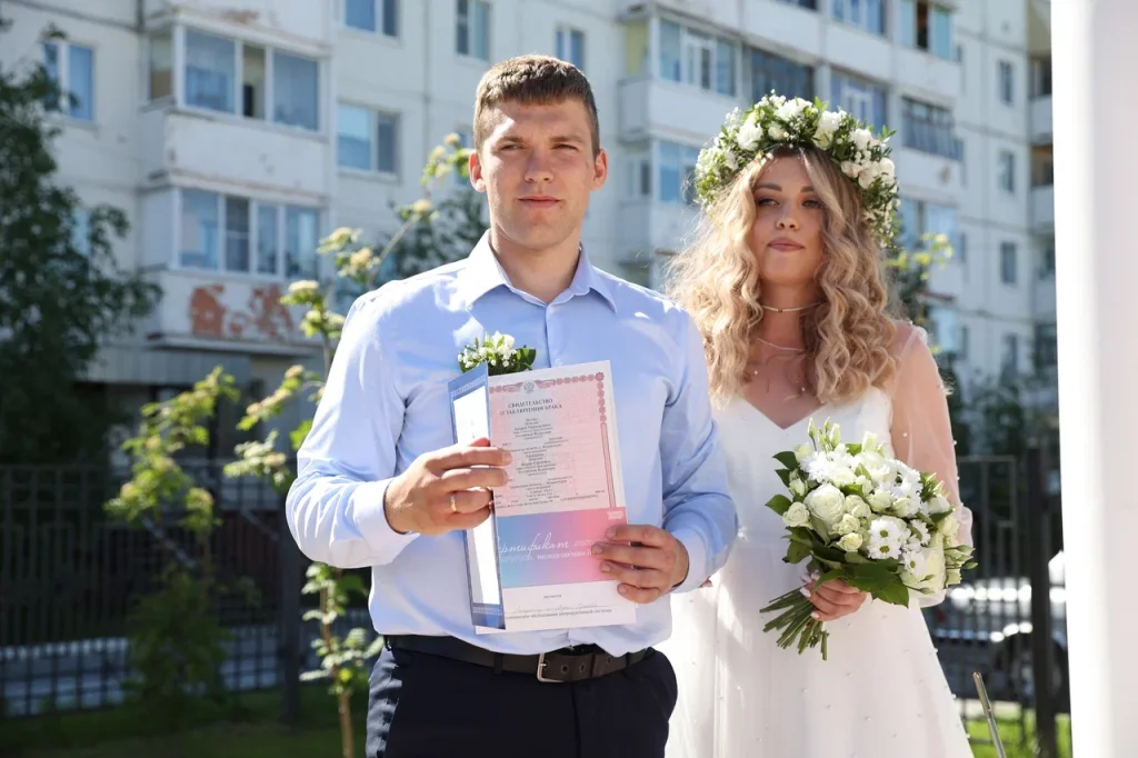 С начала года в Муравленко выдали 69 сертификатов молодоженам