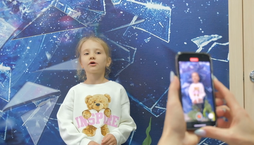 Воспитанники «Снежинки» знакомят  ребят из волновахского «Светлячка» с Муравленко