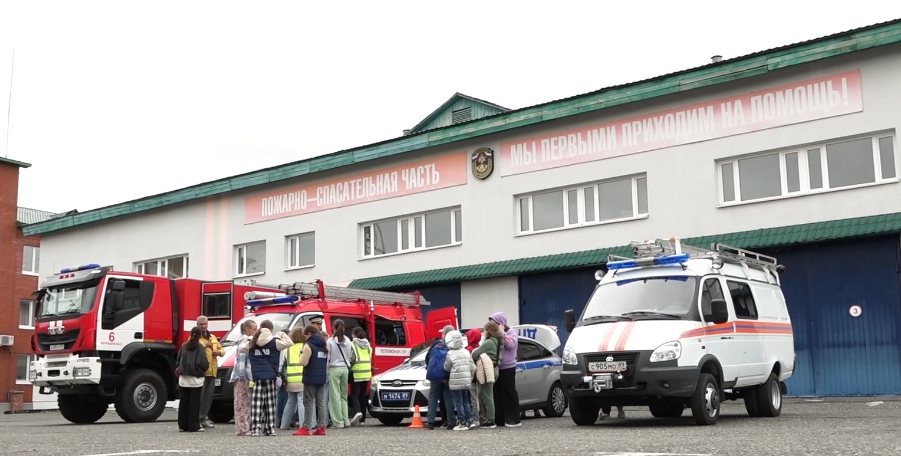Дети из пришкольного лагеря посетили с экскурсией пожарную часть
