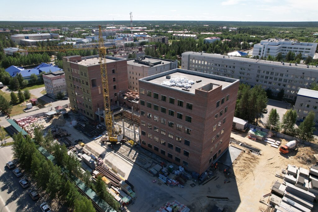 Дмитрий Артюхов оценил ход строительства самой крупной поликлиники Ямала