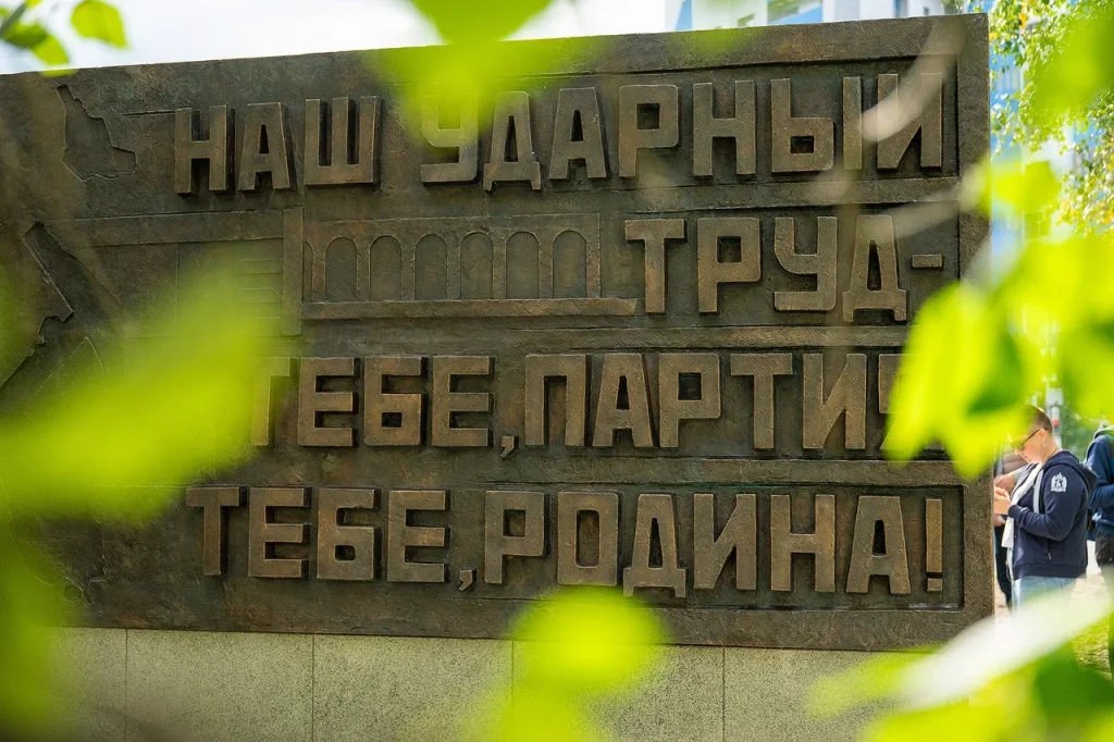 Дмитрий Артюхов открыл новый барельеф в Надыме