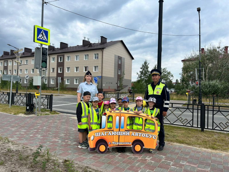 В Муравленко прошла акция «Шагающий автобус»