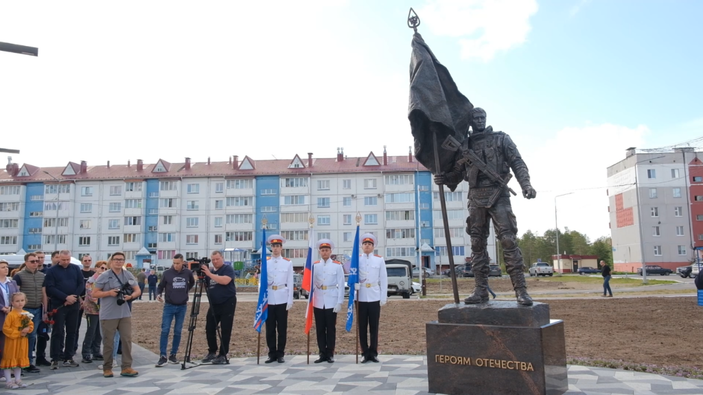 В сквере Воинской Доблести открыли памятник Героям Отечества