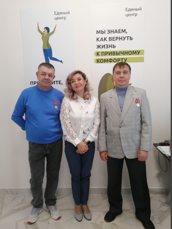 Координатор фонда «Защитники Отечества» вручила ветеранам медали