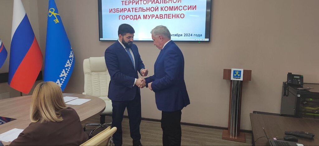 Александру Мажарову вручили удостоверение депутата