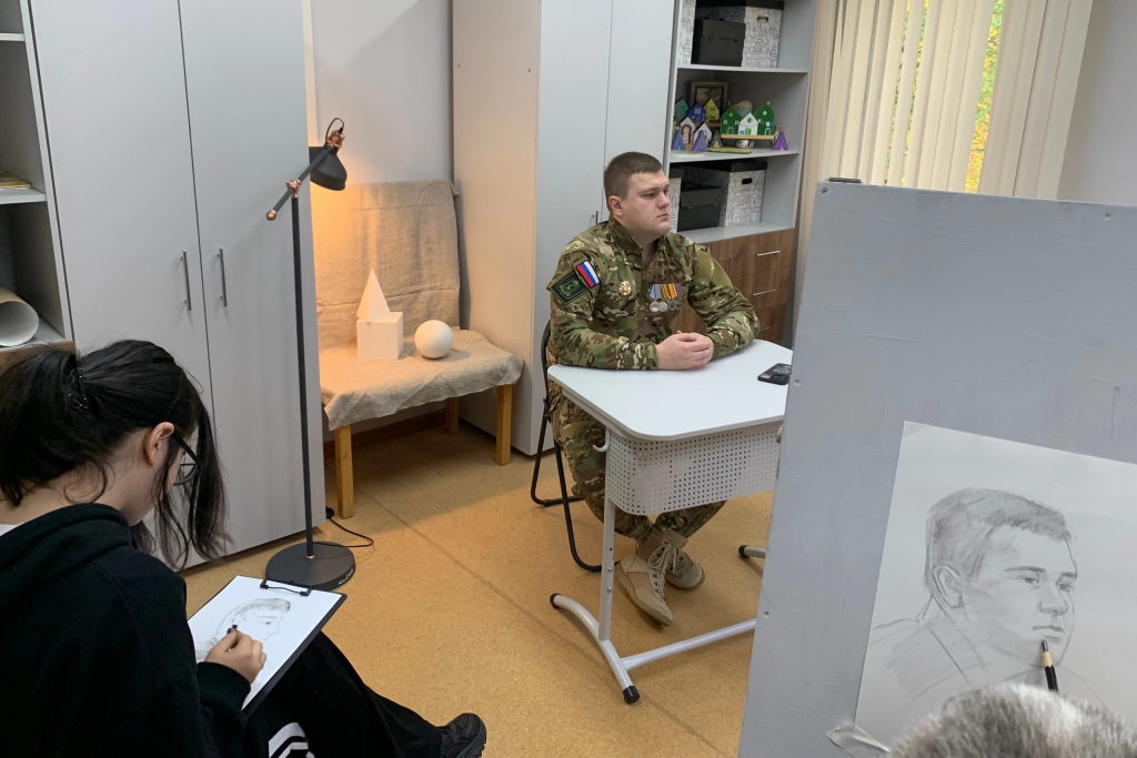 Юные художники нарисовали портрет ветерана боевых действий Петра Князева