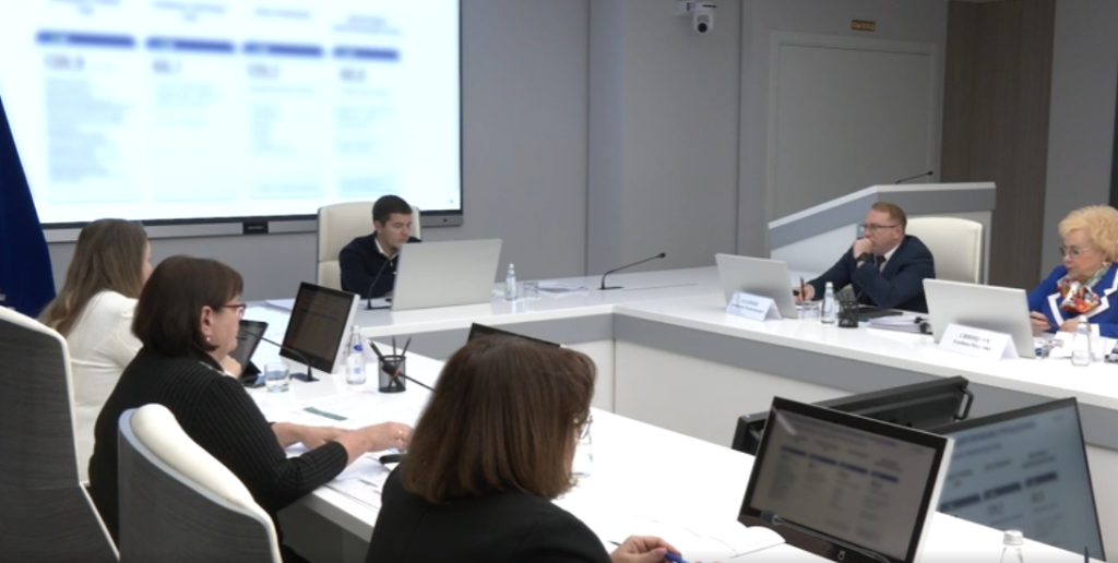 В правительстве округа начались заседания бюджетных комиссий
