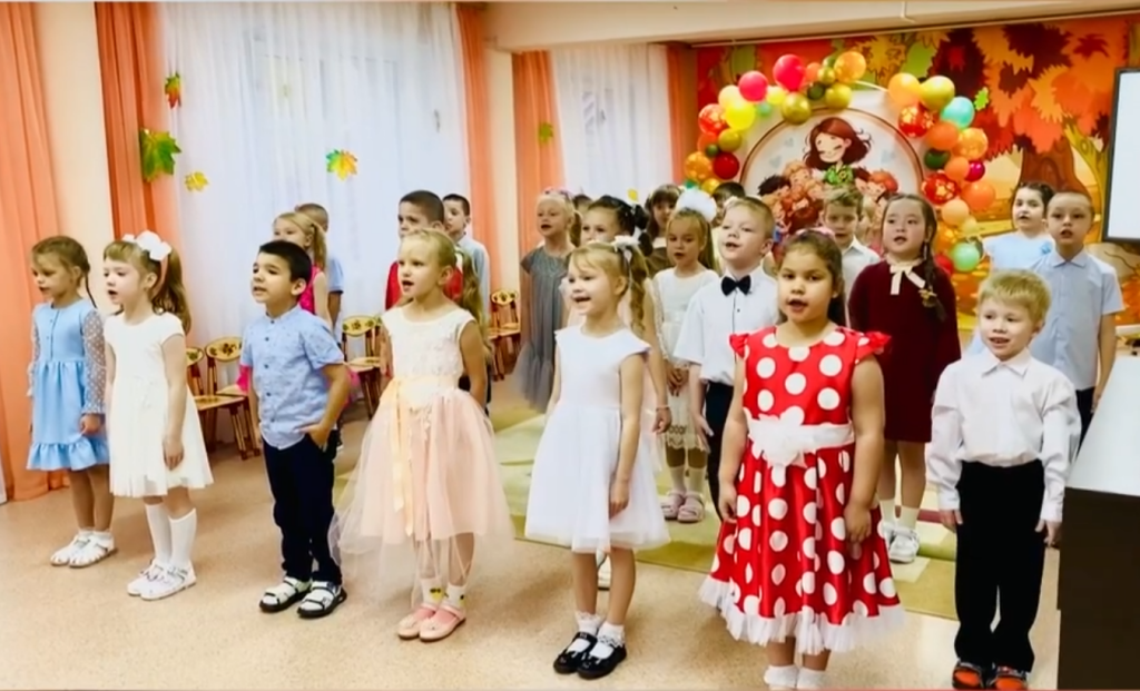 Муравленковские малыши и педагоги поздравили коллег из Волновахи