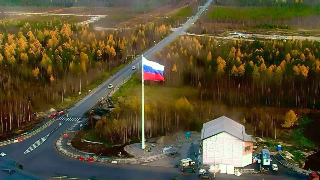 На Карамовском посту ДПС теперь развевается флаг России