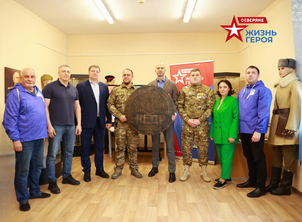 Бойцы «Кедра» передали муравленковцам эмблему батальона