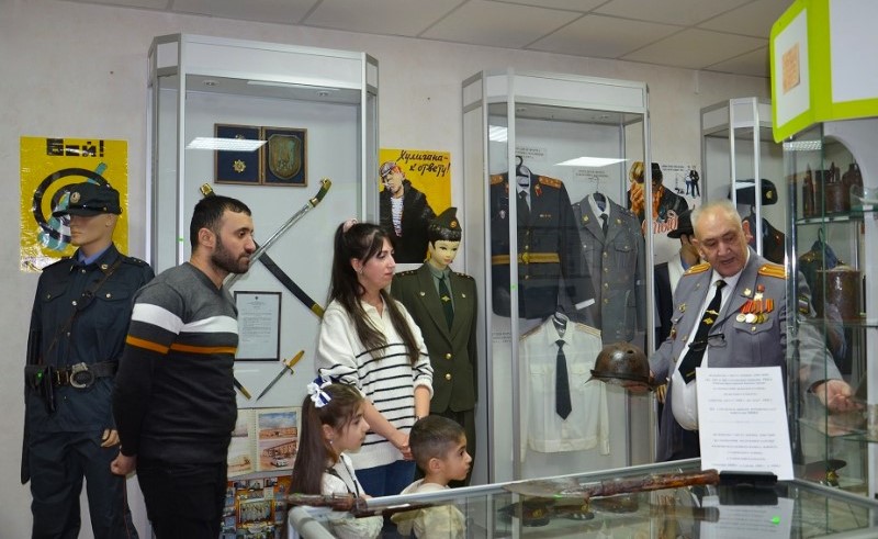 В комнате истории полиции Муравленко провели необычную экскурсию