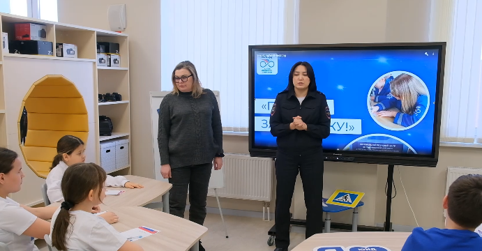 Юидовцы и автоинспекторы поздравили водителей