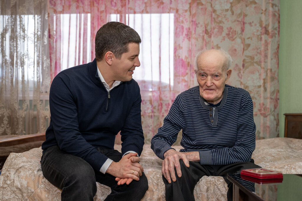 Ветеран Николай Шакуров первым на Ямале получил медаль в честь 80-летия Победы