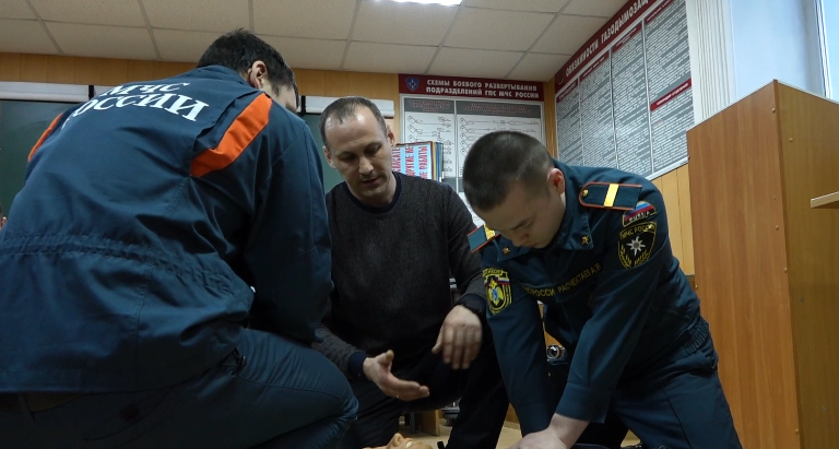 Пожарных и спасателей научили оказывать первую помощь